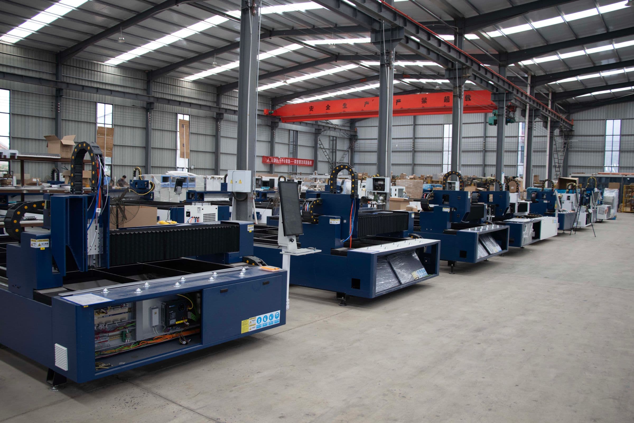 Máquinas CNC industriales en una planta